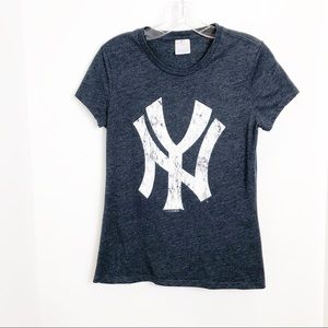 NEW YORK YANKEES women’s T-shirt, distress…
